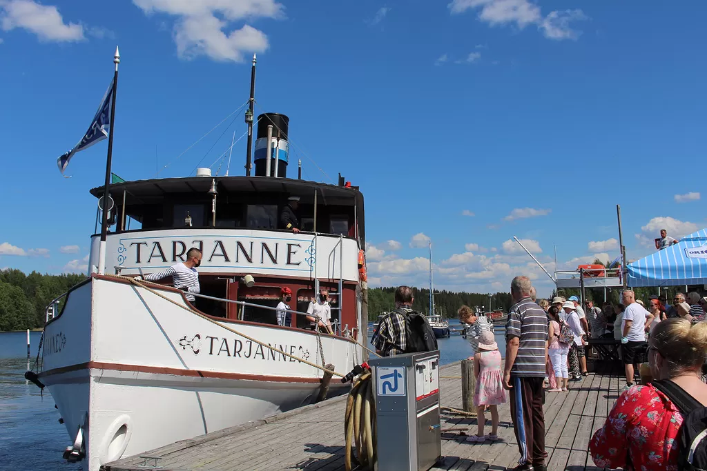 S/S Tarjanne saapuu Ruovedelle aikataulun mukaan kello 14.30 ja jatkaa matkaa Virroille varttitunnin pysähdyksen jälkeen.