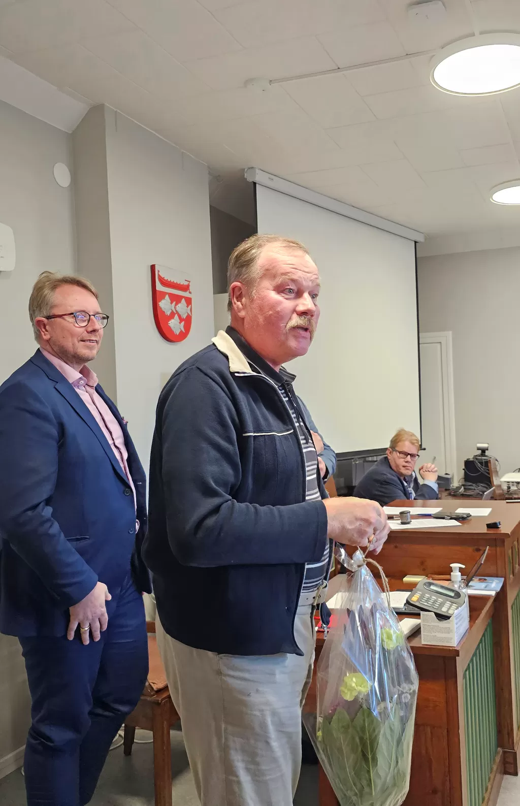 Jyrki Jokinen sai toissa vuonna 60-vuotisonnittelut valtuuston kokouksen yhteydessä. Kuvassa myös Toni Leppänen ja Ville Happonen.