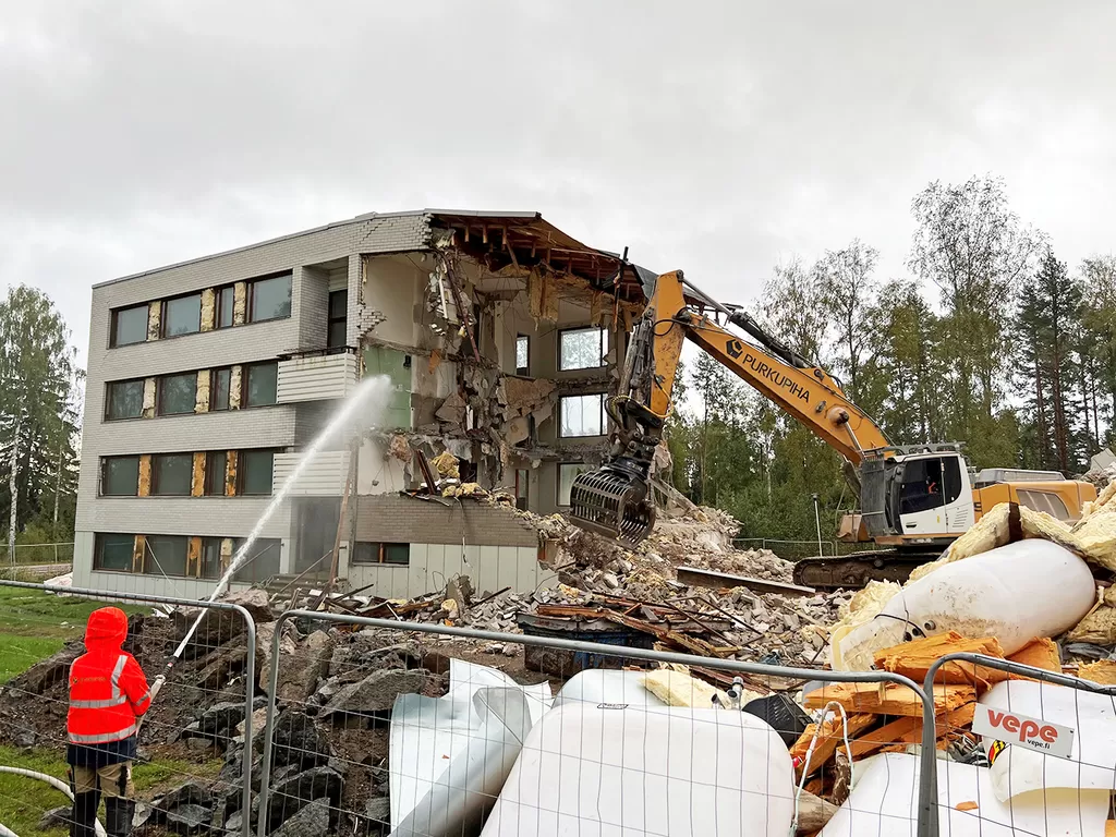 Pusunrinteen A-talo purettiin 2023. Visuvedellä on odoteltu uutta asuntorakentamista.