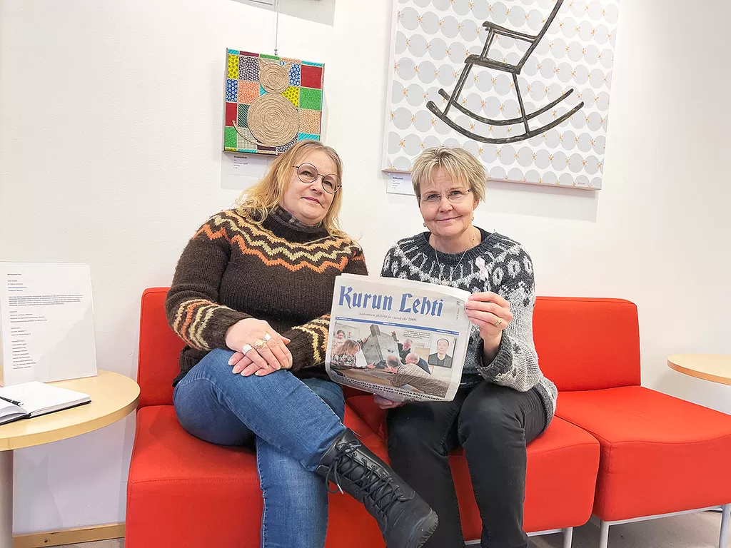 Kurun Lehden viimeinen numero ilmestyi karkauspäivänä 2024. Anne Kantojärvi Kapee (vas.) ja Jaana Tiura olivat olleet mukana Kurun Lehden koko taipaleen ajan, eikä lopettamispäätös ollut helppo.