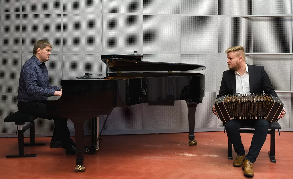 Tango del norte duo,  Ville Westergård (piano) ja Sami Pirttilahti (bandoneon) opettavat nuoria tangokurssilla ja konsertoivat myös Ruoveden kirkossa.