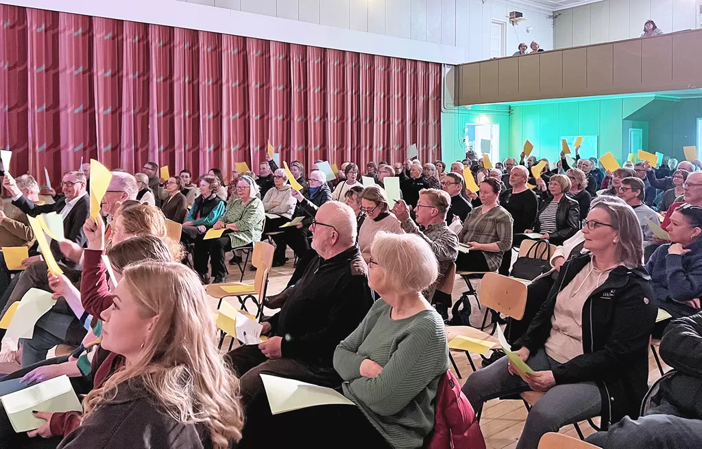 Kenen mielestä kunnan lupaprosessit ovat kiitettävän joustavia? Vihreä lappua nostaneet ovat samaa mieltä ja keltaisen lapun näyttäneet eri mieltä.