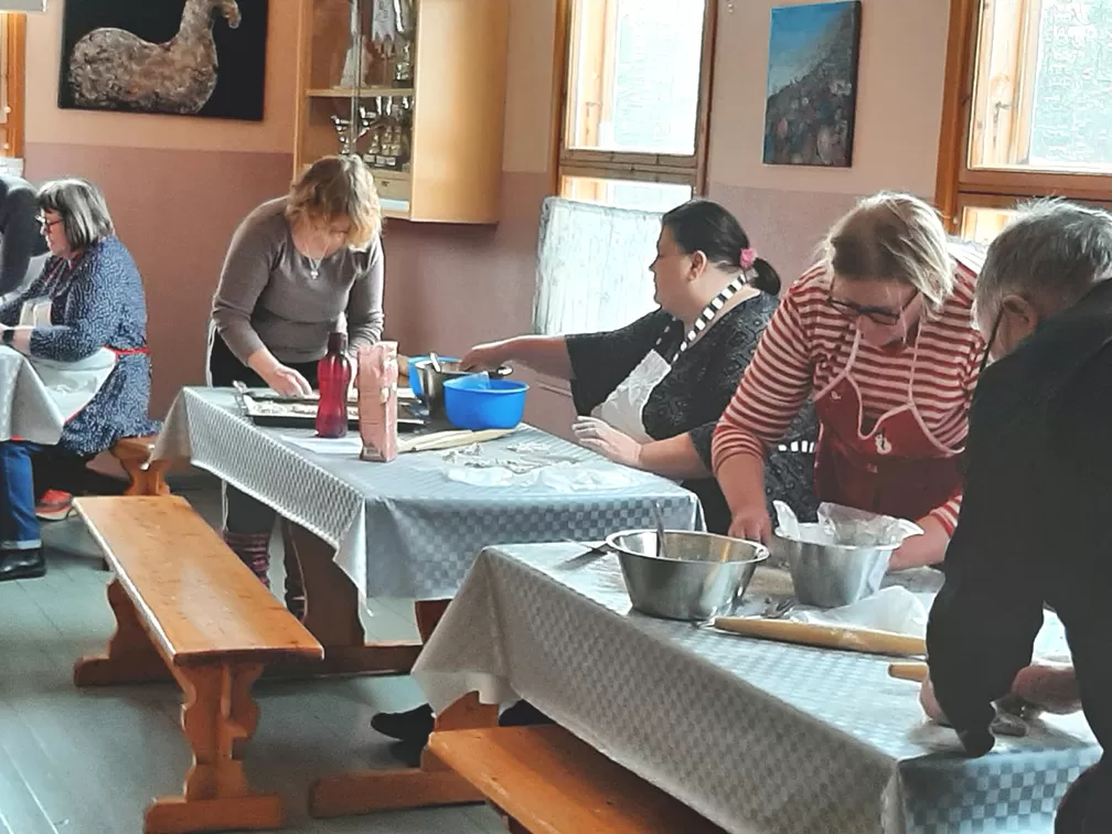 Piirakoiden teossa vasemmaltaArja-Riitta Rantanen, Hanna-Leena Simonen, Paula Lähteinen, Hanna Pynnöniemi ja selin kuvassa on Matti Salmi. 