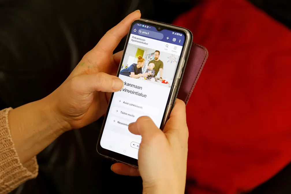 Digiklinikkaa voi käyttää puhelimella OmaPirha Digiklinikka -sovelluksella. Digiklinikka toimii myös verkkosivujen kautta.