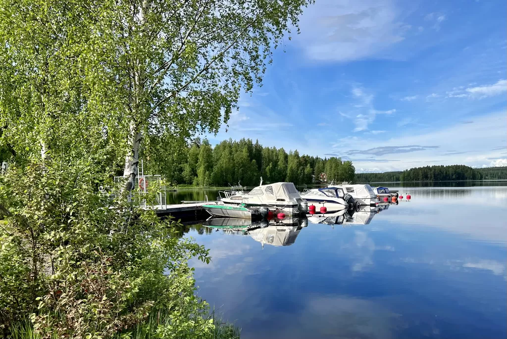 Kurun satamasta vuokrataan venepaikkoja myös ulkopaikkakuntalaisille veneilijöille. Varaustilanne on nähtävillä kaupungin käyttämässä Timmi-tilavarausjärjestelmässä. 