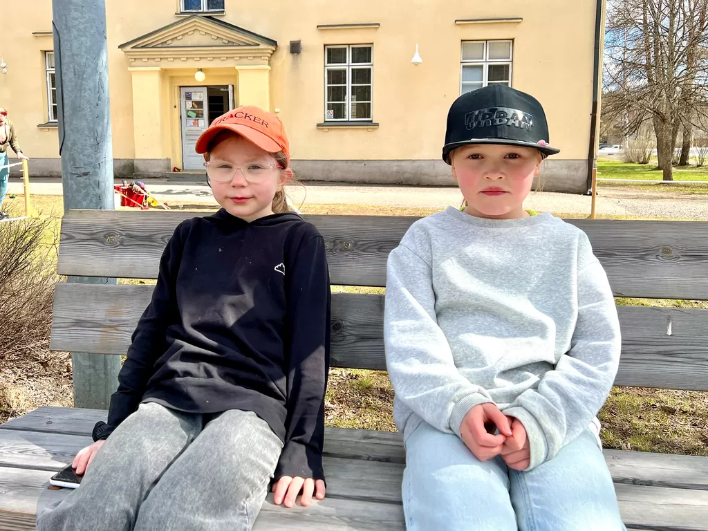 Milla Korpinen ja Isabella Asp odottivat kovasti kesälomaa jo toukokuun viimeisten kouluviikkojen aikana. Kesällä he aikovat muiden suunnitelmien lisäksi tulla Nuokulle. 