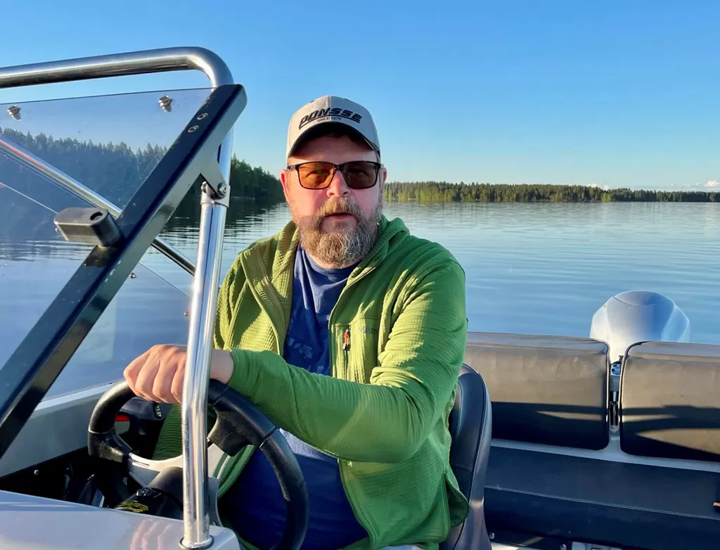 Marko Mattila mökkeilee Kurun Niemikylässä. Vapaa-ajan harrastuksiin kuuluu muun muassa veneily ja kalastus. 