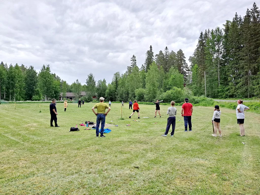 Länsi-Teiskossa pääsee kesäkeskiviikkoisin pelaamaan pesäpalloa. Pelit sopivat jokaiselle, eikä omia välineitä tarvita. 