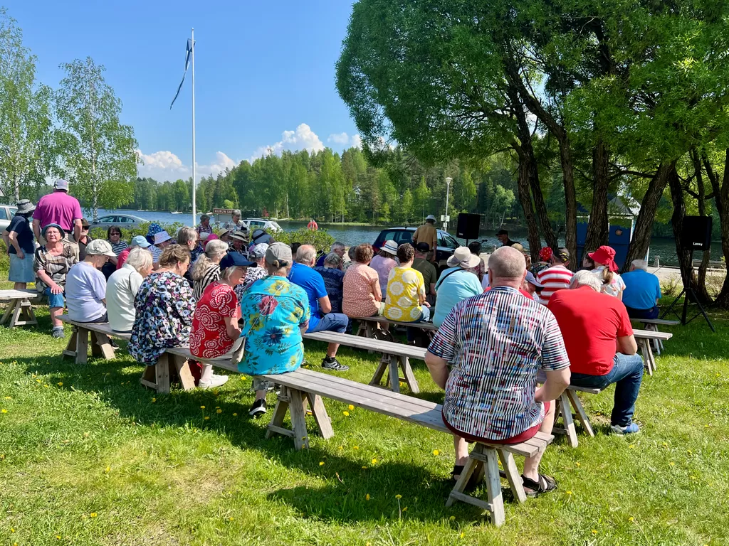 Kurun satamaan kokoontui retkipäivän maanantaina 27. toukokuuta merkeissä lähemmäs 60 henkilöä. Ohjelmassa oli muun muassa haitarimusiikkia, jumppaa, liikuntarasteja sekä kahvia, pullaa ja makkaraa. 