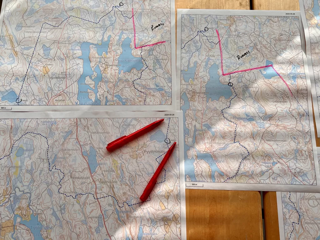 Tilaisuudessa on esillä myös Pirkan taivalta koskevia karttoja. 