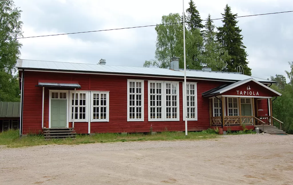 Kesän kyläkierrokselle lähdetään tietysti Tapiolan pihasta.