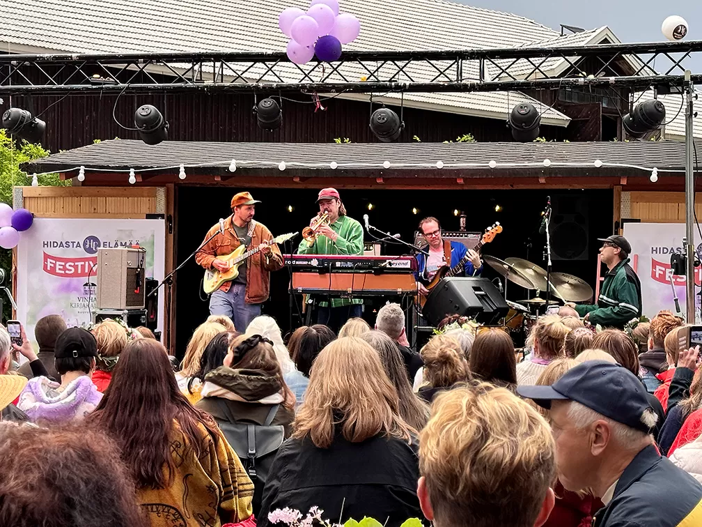 Hidasta elämää -festivaalin lauantai-illan kruunasi Arppa. Sateen uhka sai artistit vaihtamaan sähköiset instrumenttinsa akustisiin. Ruovedellä meiniki oli leppoisa ja kiireetön.  Kuultiin muun muassa ”Kavereita, Hilma”, ”Kartta väärinpäin”, ”Hauki” ja yleisön pyynnöstä ”Hiekkasäkki aivojen tilalla”.