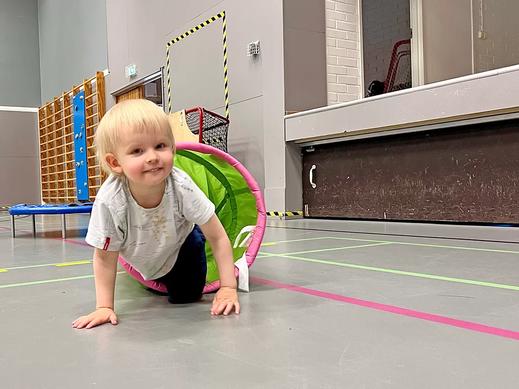 Väinö Lehtinen oli ensimmäisenä äitinsä kanssa odottamassa urheilutalon ovien avautumista. Puolitoistatuntisen temmellyksen jälkeen alkoi jo hieman väsyttää.