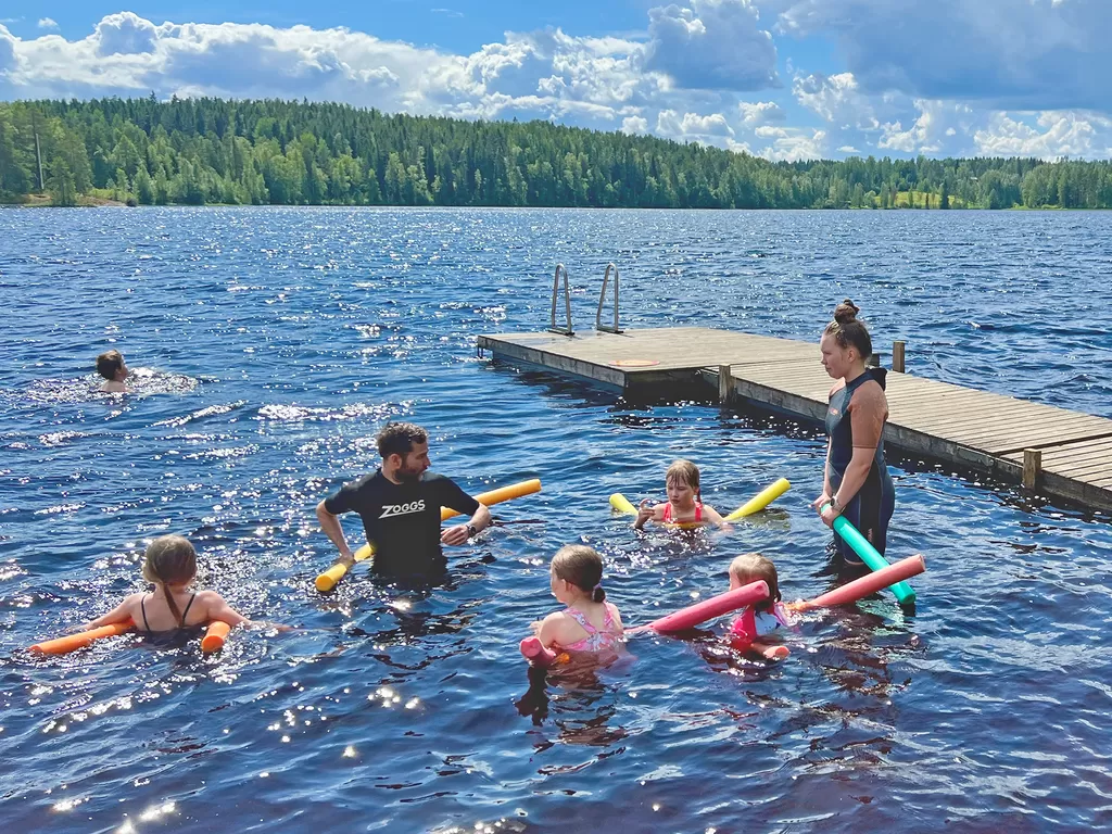 Liikunnanohjaaja Vili-Eemeli Ala-Monosen mukaan päätoiveena on se, että lapset pystyisivät uimakoulun jälkeen uimaan välineen kanssa. 