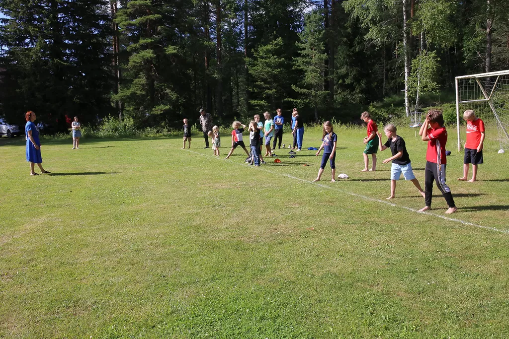 Kahvittelun jälkeen siirryttiin ulos. Ohjelmassa oli muun muassa pallonheittoa, pituushyppyä ja juoksukisat. 