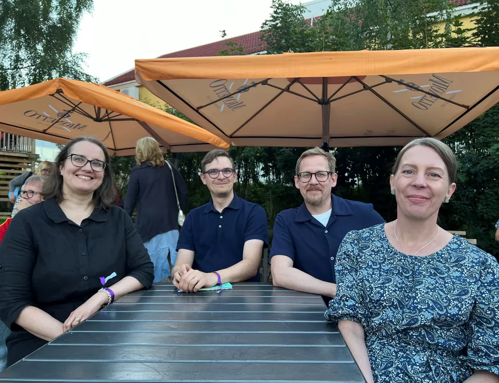 Lea Kautto (vas.), Hannu Sinisalo, Risto-Matti Helminen ja Mari Rokala juhlistivat lukupiirinsä sadatta kokoontumiskertaa retkellä Vinhaan.
