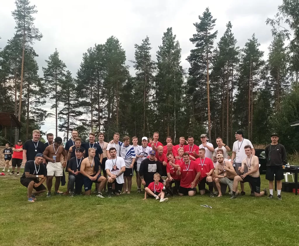 Voittajajoukkueet yhteiskuvassa VisuFutis -turnauksen päätteeksi.