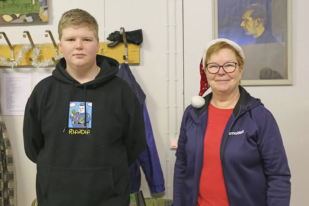 Samu Mäkelä ja Kaija Salminen myivät kyläyhdistyksen hyväksi arpoja Muroleen Maalaisjoulumarkkinoilla. Yhdeksännellä luokalla Ruoveden yhtenäiskoulussa opiskelevalla Mäkelällä on koulua vielä 20. joulukuuta saakka. Sitten alkaa joululoma. Hänen mielestään olisi kiva, jos jouluna olisi lunta maassa. Puoleen tusinaan kysymyksiä vastasi kylätoimikunnan puolesta Kaija Salminen.