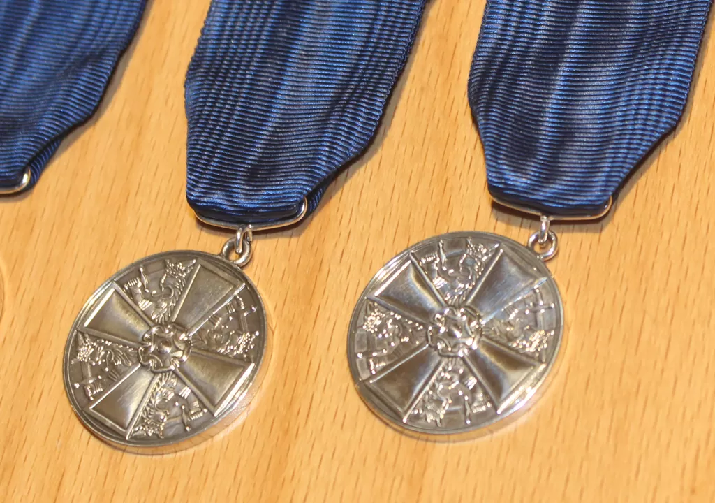 Suomen Valkoisen Ruusun ritarikunnan I luokan mitaleja. Arkistokuva.
