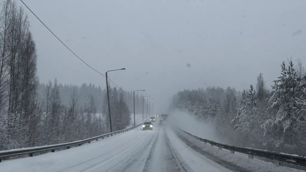 Väsyneenä ajaminen, ylinopeus ja kännykkään puhuminen ovat suomalaisten suhteellisen tavallisa, liikenteessä vaarallisia tapoja.