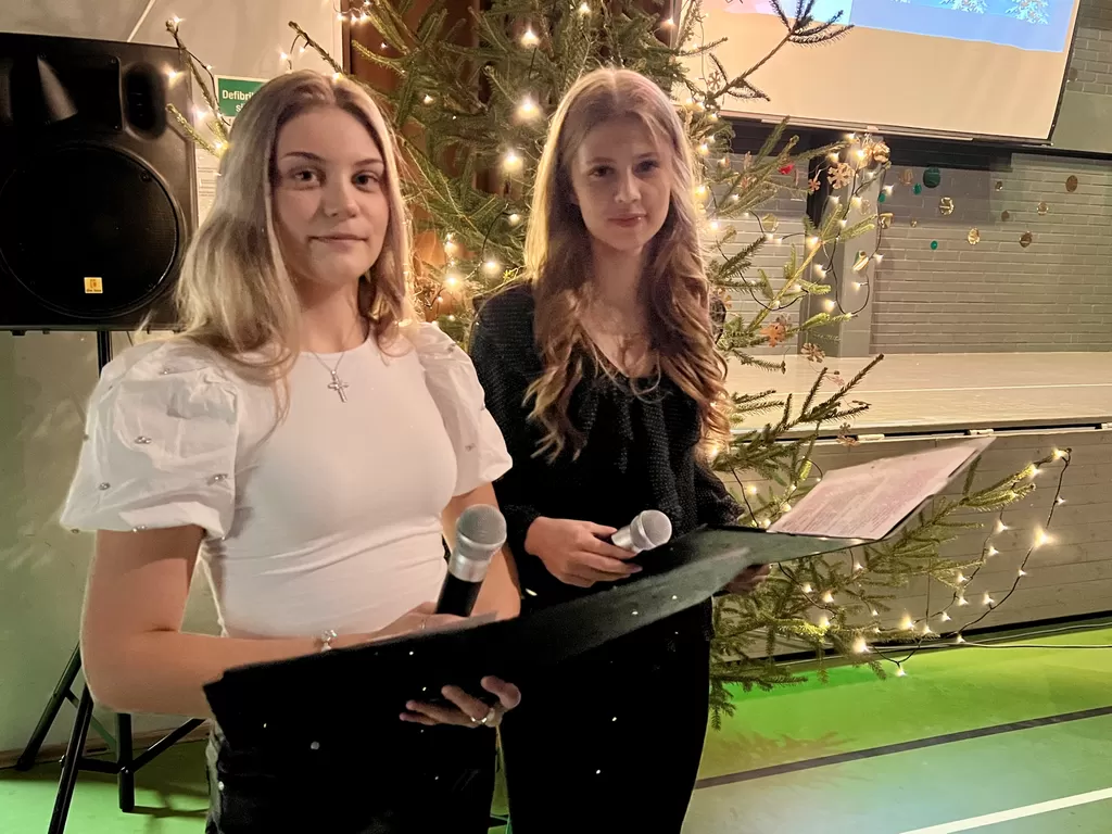 Unna Aalto ja Milja Pynnöniemi toimivat yläkoulun joulujuhlan juontajina. 