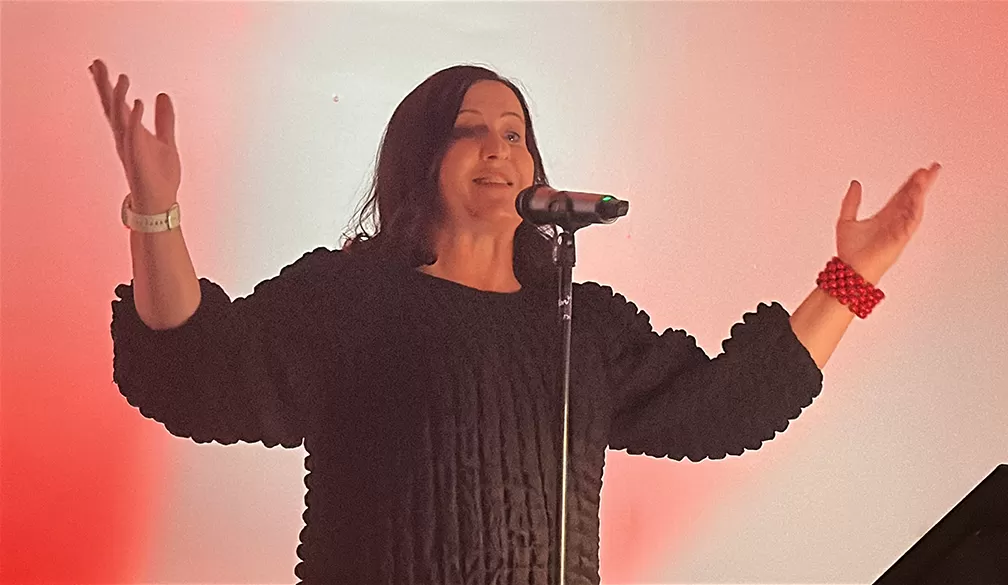 Minna Katajamäki vauhdissa laulussa "Kolmen kuninkaan marssi". Se oli jouluisten laulelmien vauhdikkain joululaulu. Sen sanat on suomeksi kääntänyt rovasti Samppa Asunta.