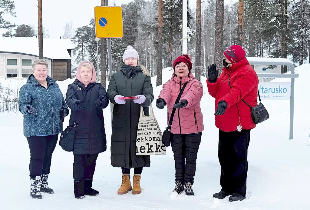 Adressia olivat luovuttamassa Päivi Silvonen (vas.), Sari Koskela, Jannika Koskela, Erja Vileinus, Seija Niininen.