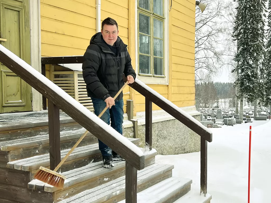 Toimitusjohtaja Juha-Pekka Perämäen mukaan Juper Oy vastaa tällä hetkellä kuuden hautausmaan kunnossapidosta, niistä Virroilla sijaitsee neljä ja Ruoveden alueella kaksi. 