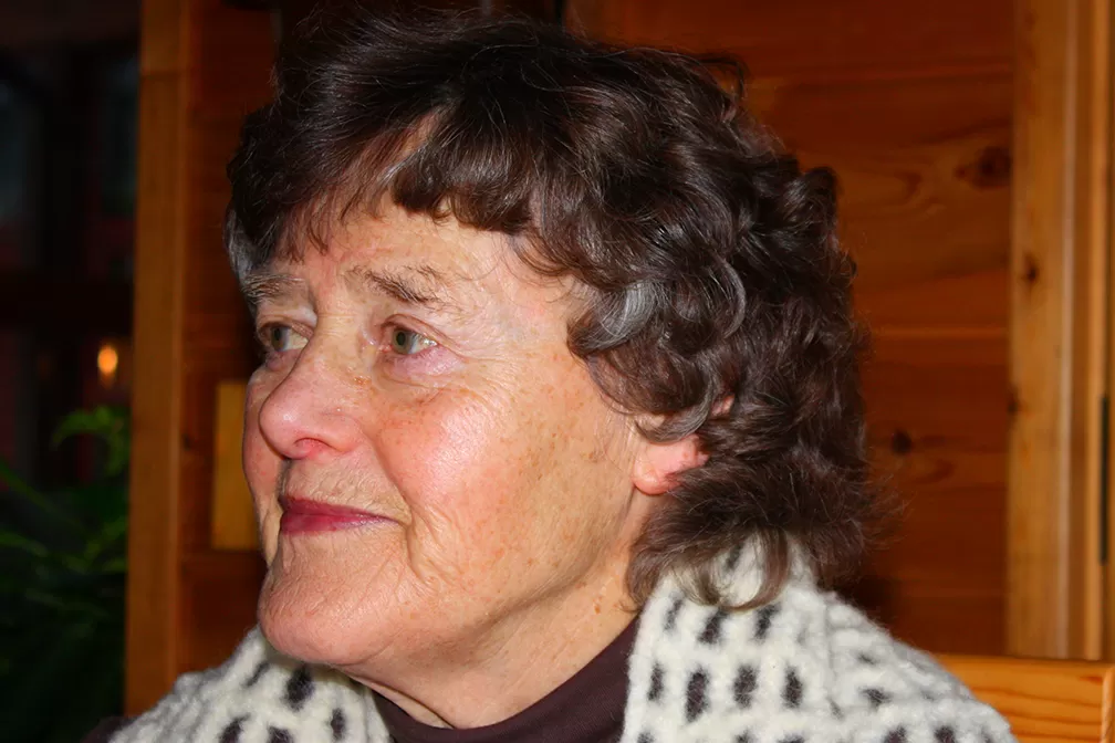 Liisa Paarlahden kesät kuluivat perheen, lasten ja lastenlasten kanssa Jäminkipohjan mökillä. Hän on kirjan Mummu, johon kaikki kesätekeminen peilautuu kirjassa.