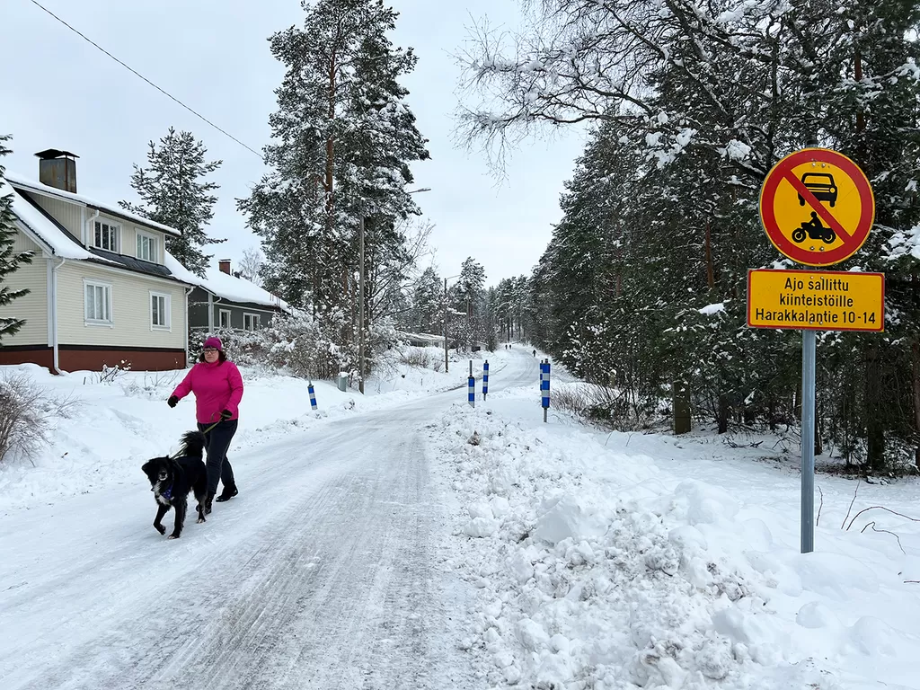 Harakkalantie on avautumassa jälleen ajoneuvoliikenteelle. Koda-koiran kanssa kävelyllä ollut Karoliina Ahonen on huomannut, että läpikulkuliikennettä on ollut kieltomerkeistä huolimatta.