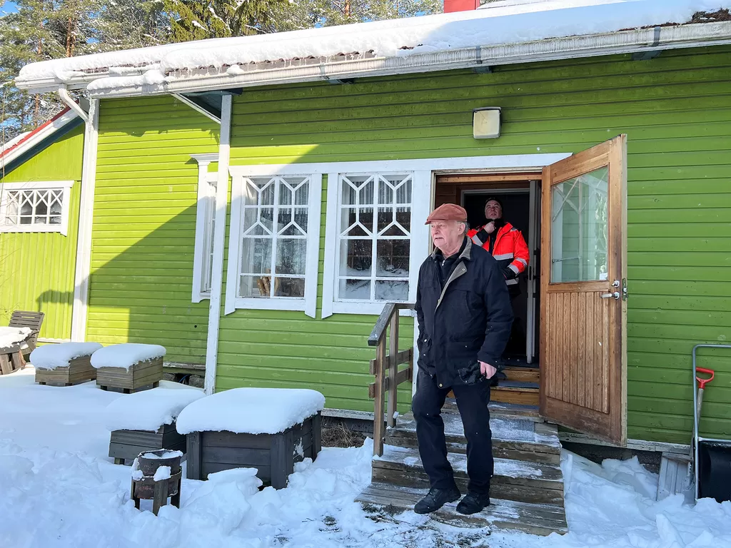  Olavi Pakkanen tutustui Tuuhosen leirikeskukseen ensimmäistä kertaa keskiviikon näytössä. Paikkaa oli esittelemässä Juha Ala-Tuuhonen.