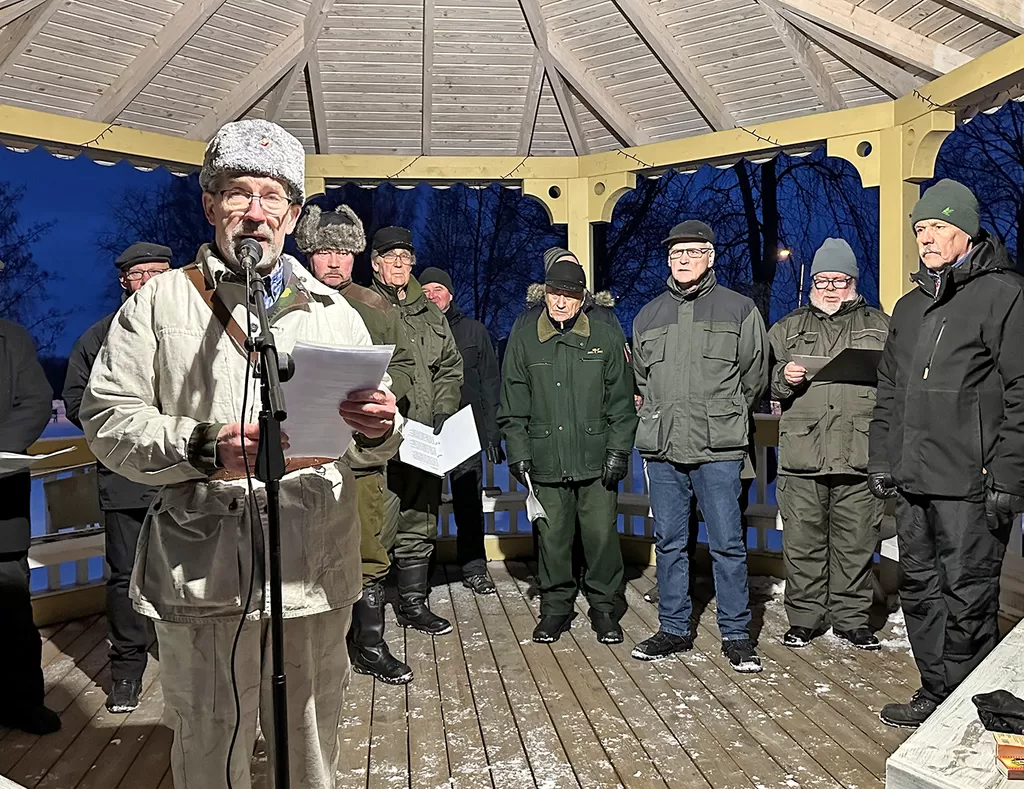 Timo Ikkala muisteli tervehdyspuheessaan talvisotaan johtaneita syitä ja tapahtumia sekä kertoi raskaista menetyksistä mitä sotaan liittyi. Ikkalan takana oleva Ruoveden mieskuoro lauloi tilaisuudessa sota-aiheisia lauluja. 