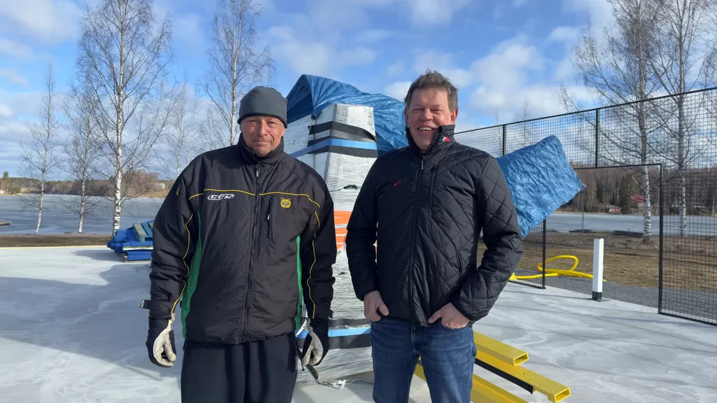 Laivarannan padelkentän lasiseinän läpi näkyy järvimaisema. Petri Mäkelä (vas.) ja Jussi Saarinen ovat Padel Ruovesi oy:n perustaneesta kaveriporukasta. Pelaamaan päästään todennäköisesti jo vappuna. 