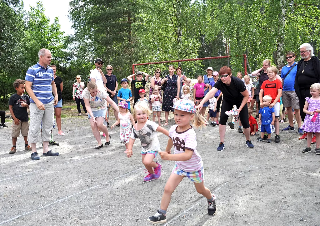  Lasten kisat ovat kesän kohokohtana ainakin Väärinmajassa, Muroleessa ja Tuuhosella. Juuli Rantanen, Sanni Holkko ja Ellida Kaitala pinkaisivat matkaan sarjassa tytöt 4-vuotta.   