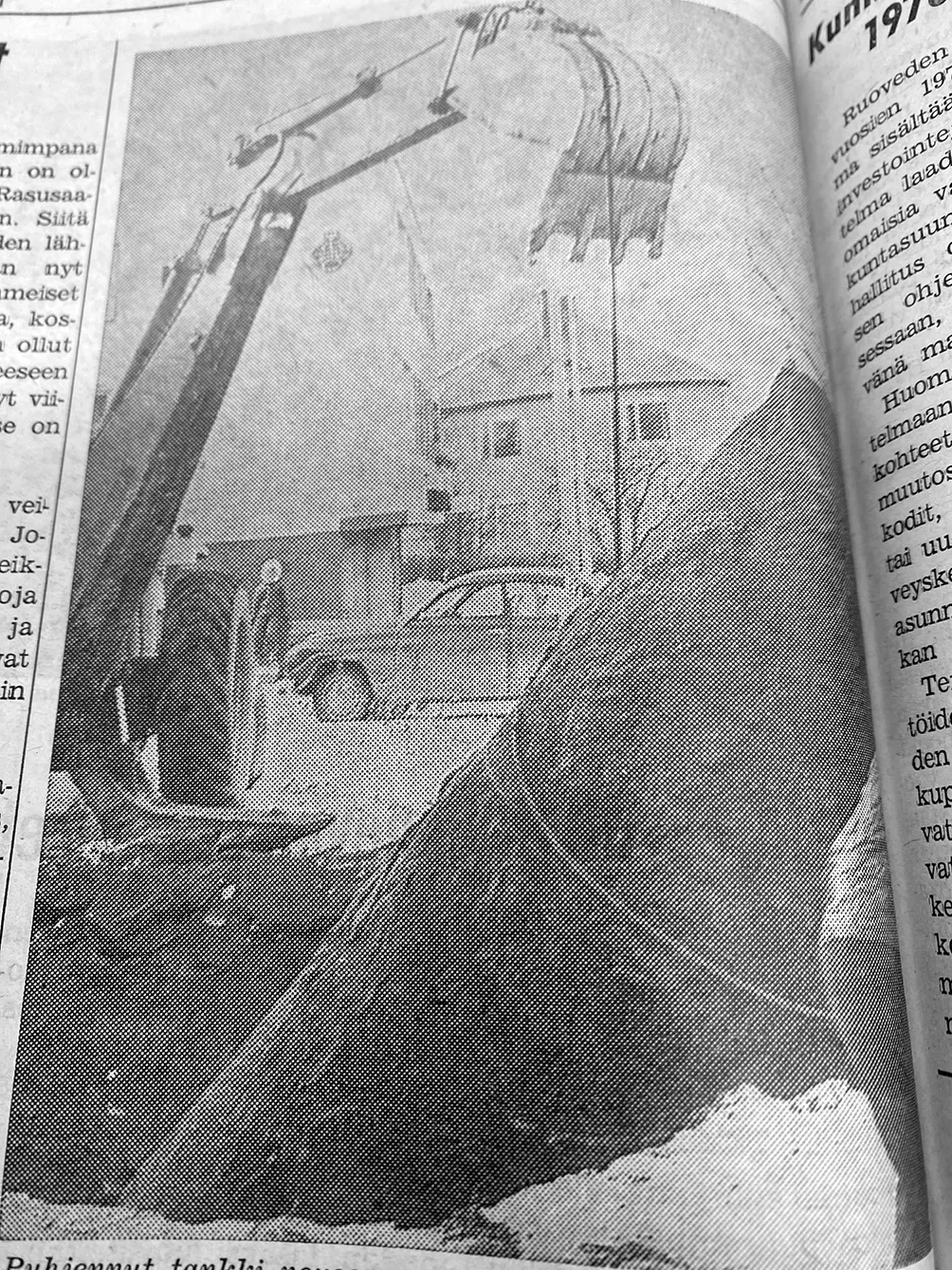 Puhejennut tankki nousee maan pinnalle. Ruovesi-lehti 9.4.1975.