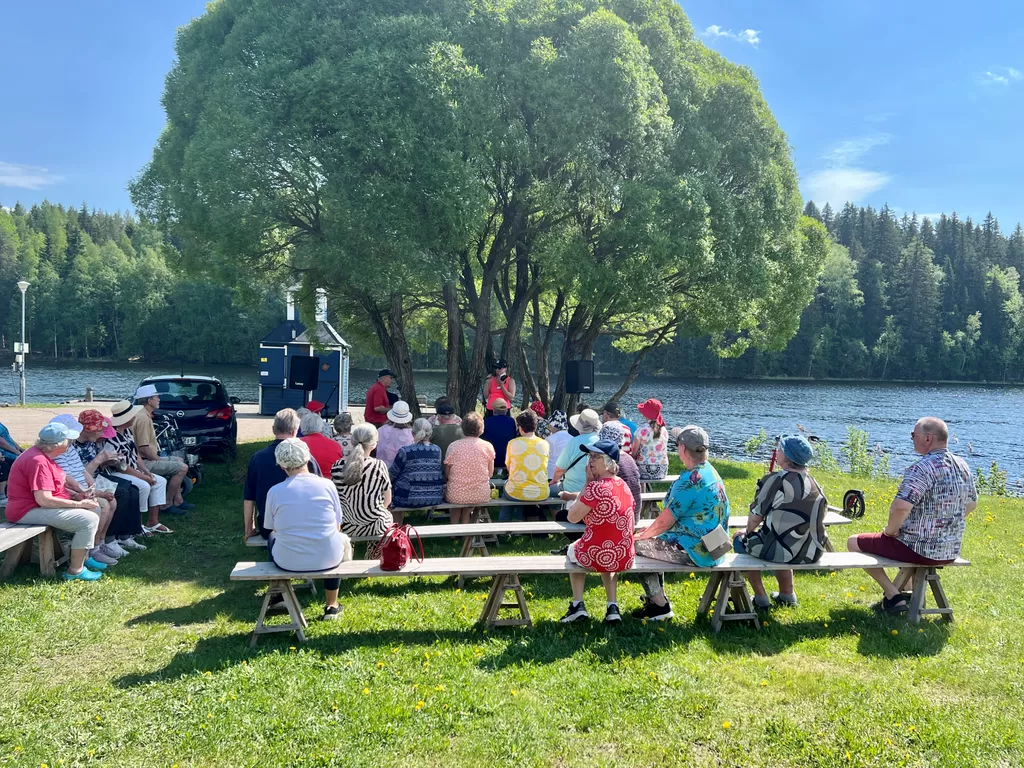 Ikäihmisten ulkoilupäivä alkaa olla jo tuttu alueen asukkaille. Parituntinen tapahtuma pitää sisällään monenlaista ohjelmaa, toki paikalle voi tulla vain tuttuja tapaamaan.