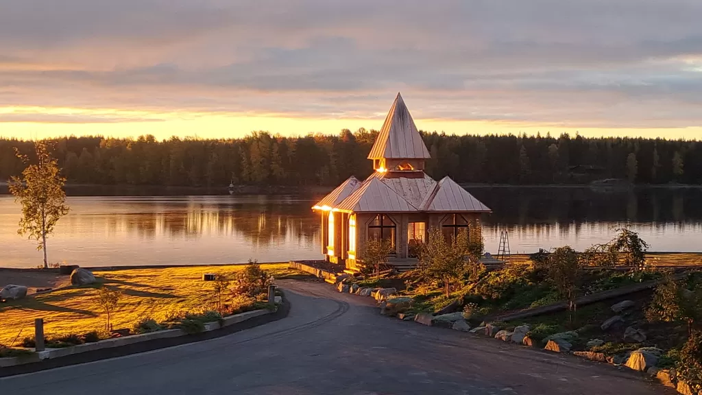 Kulkurin kappeli ilta-auringossa.