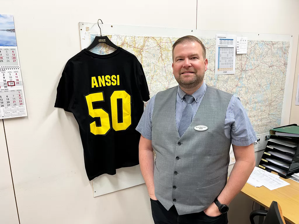 Yksi syntymäpäiväksi saatu lahja on pelipaita, jonka selkämyksestä voi tarkistaa päivänsankarin iän. 