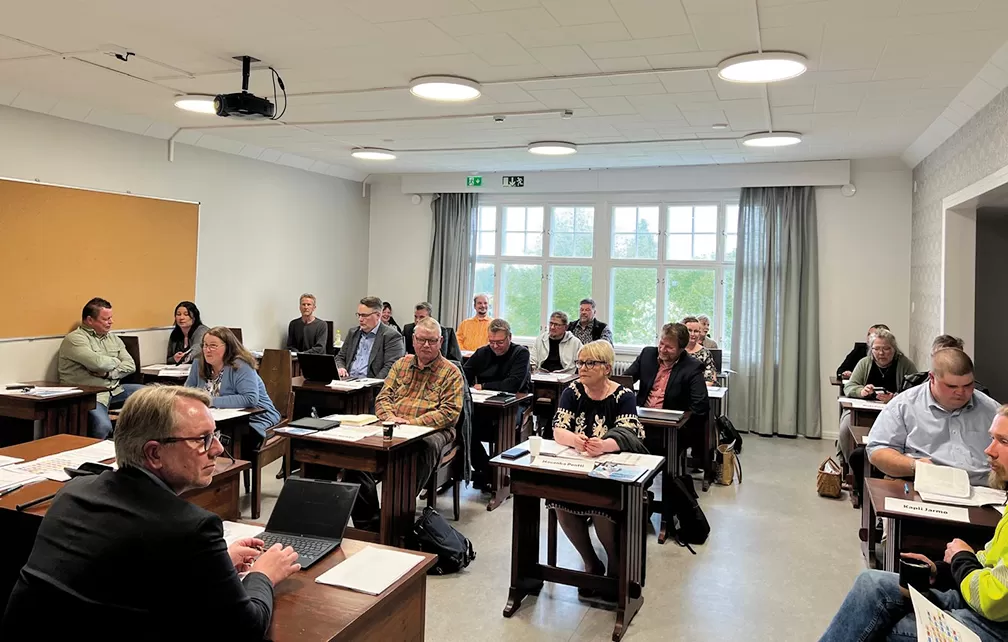 Uusi kunnanvaltuusto järjestäytymiskokouksessa 2. kesäkuuta valtuustosalissa.
